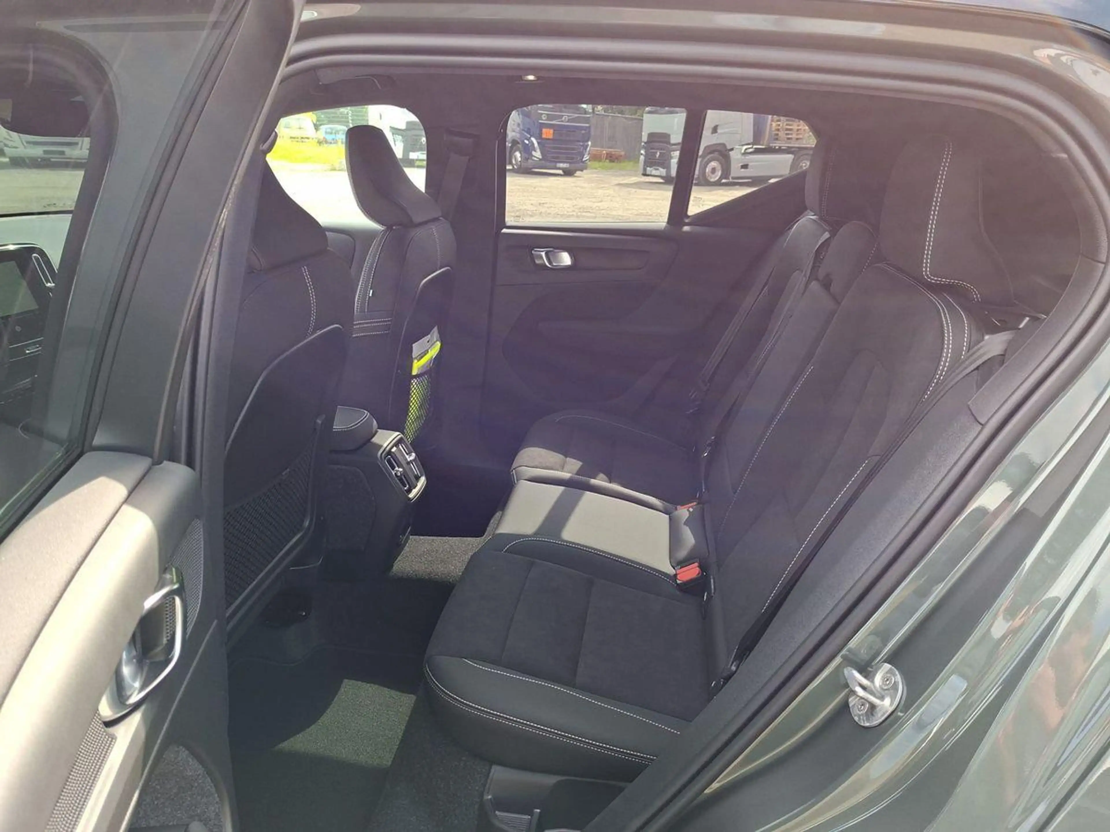 Volvo EX40 Single Motor Ext Range RWD Ultra Dark 19" 360° AHK — photo 14
