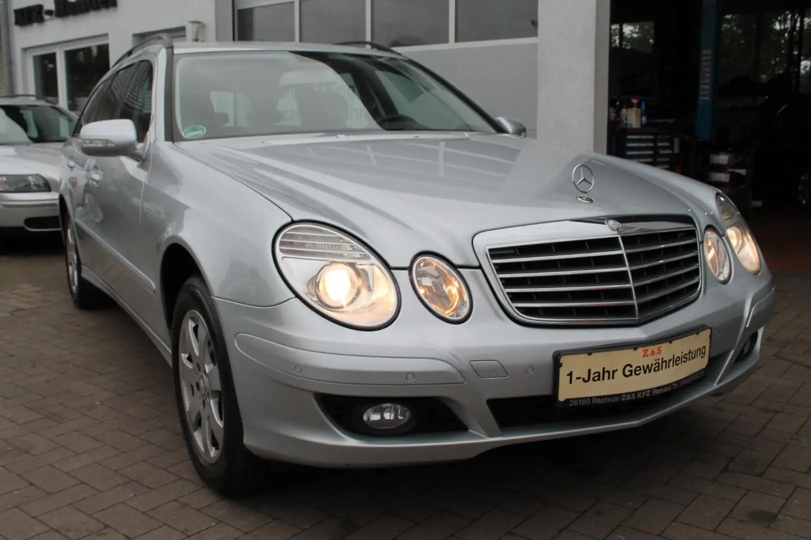 Mercedes-Benz E 200 T Kompressor *TÜV-NEU* Silber - 1