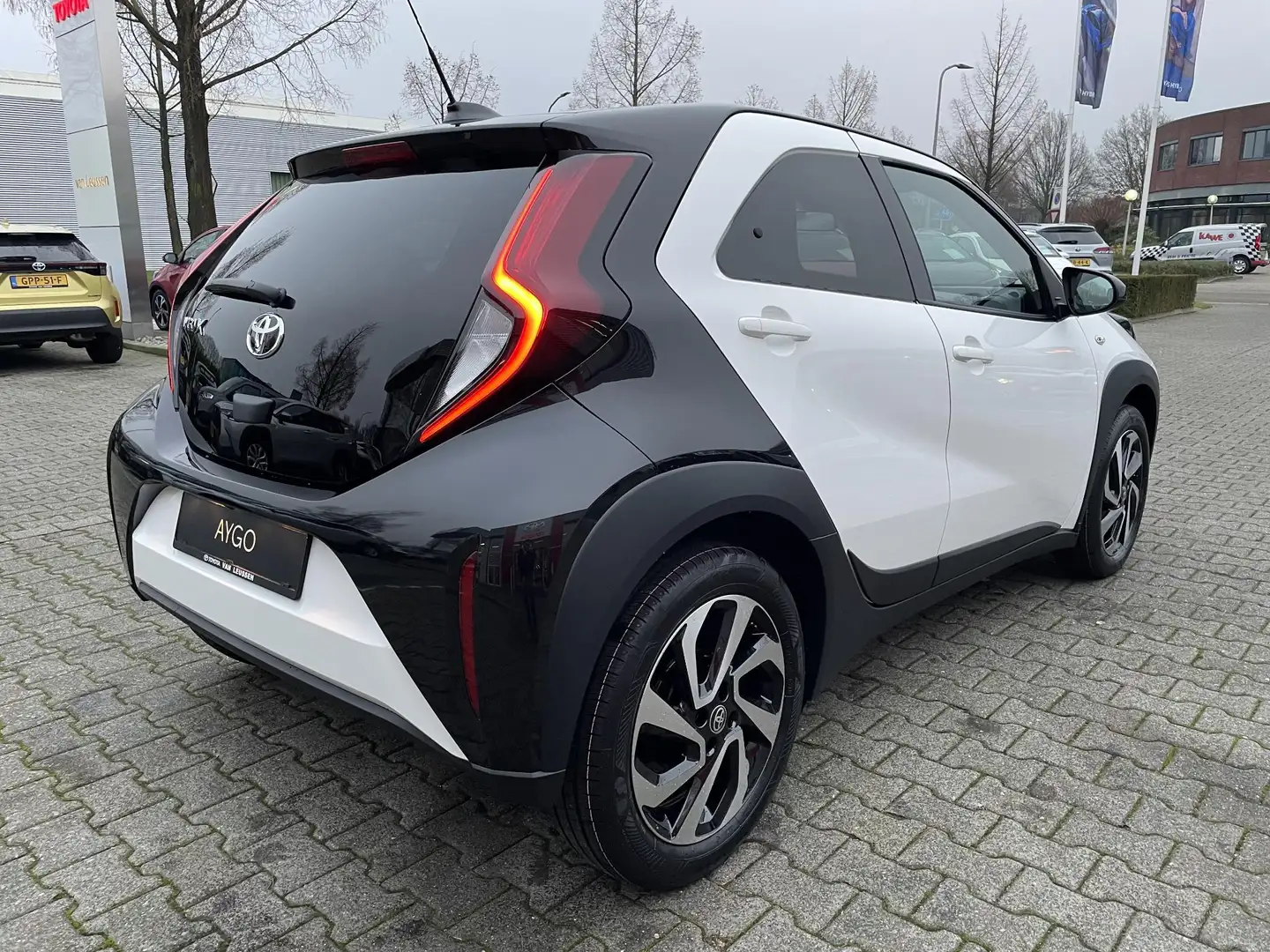 Toyota Aygo X PULSE APPLE/ANDROID CAMERA CLIMA 17"LMV PRIVACY-GL Wit - 2
