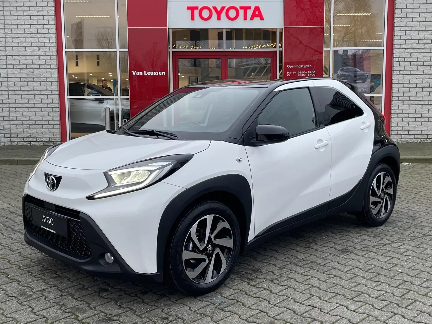 Toyota Aygo X PULSE APPLE/ANDROID CAMERA CLIMA 17"LMV PRIVACY-GL Wit - 1