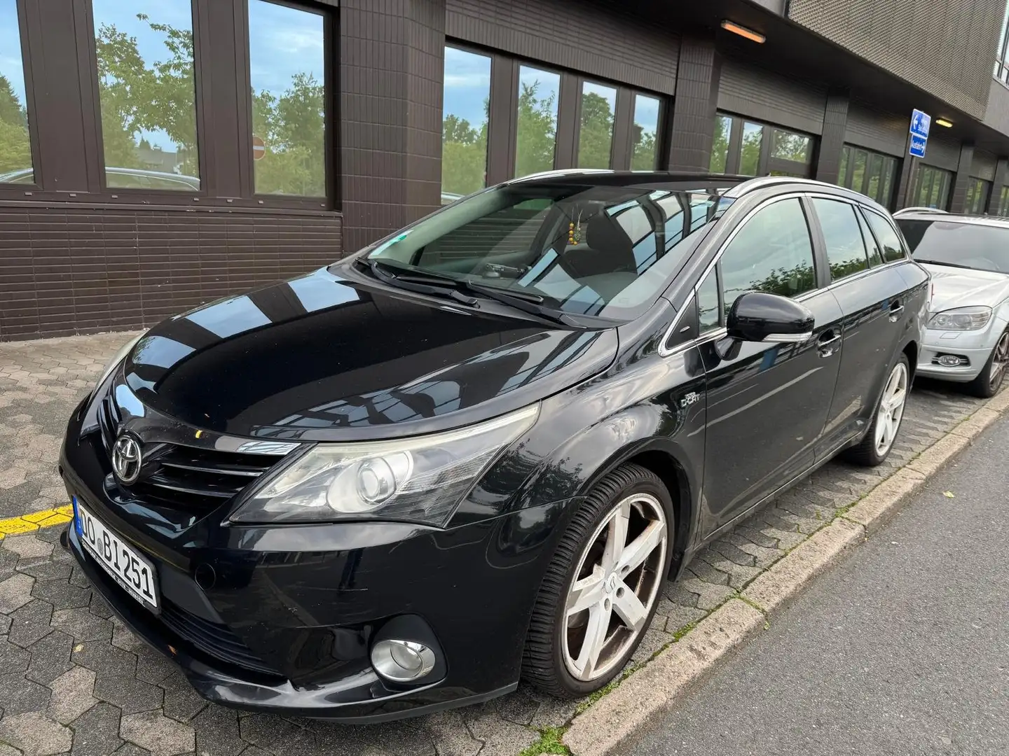 Toyota Avensis Avensis 2.2 D-4D Automatik Executive Schwarz - 1