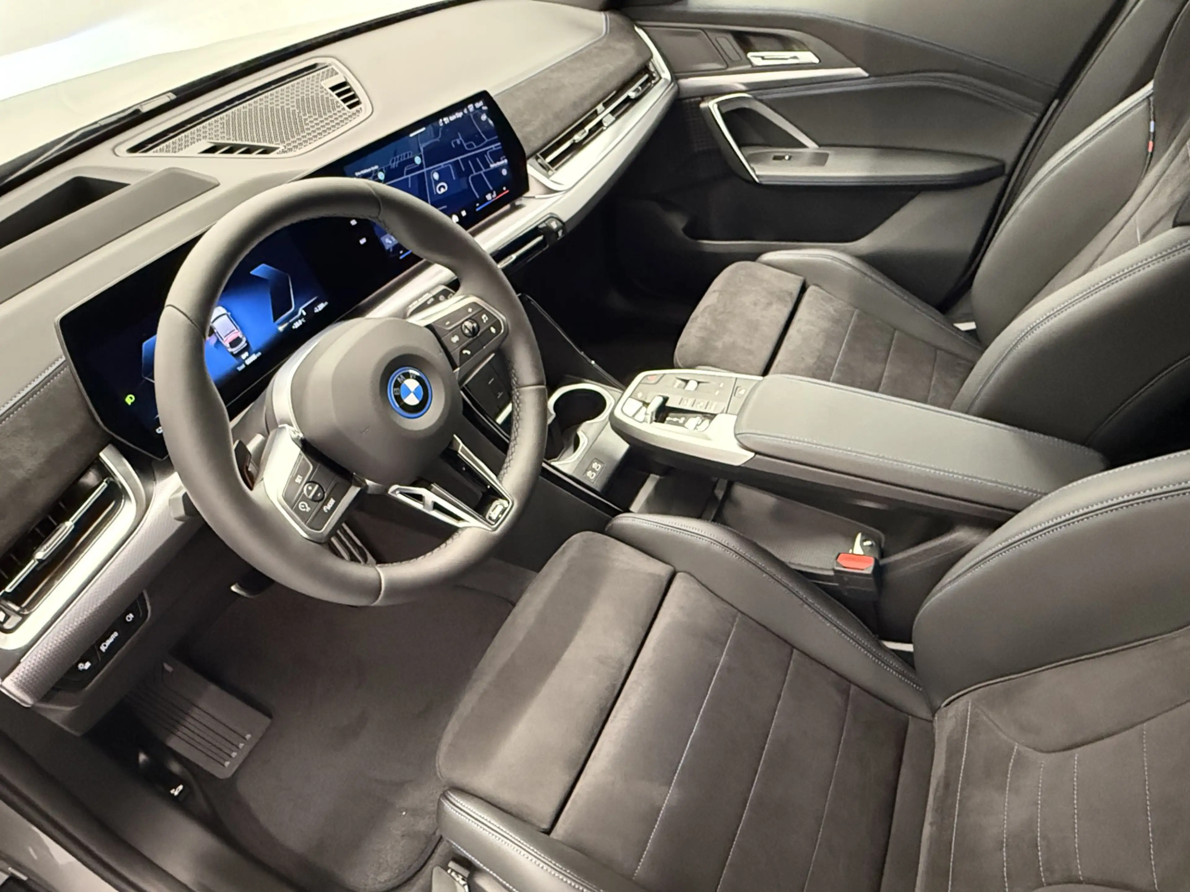 BMW iX1 xDrive30 — photo 7