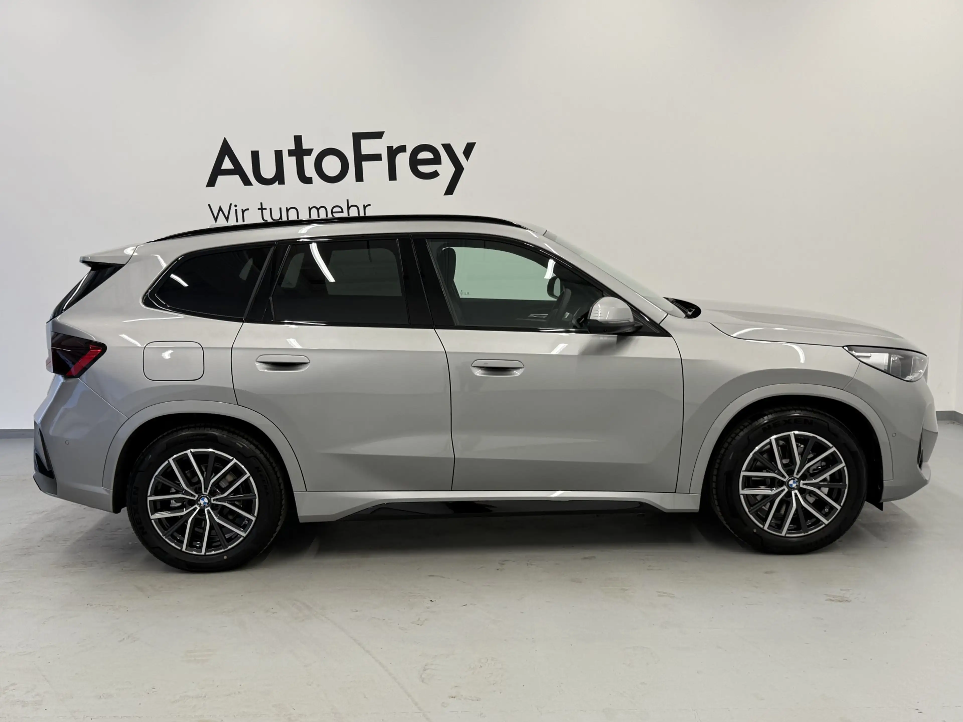 BMW iX1 xDrive30 — photo 3