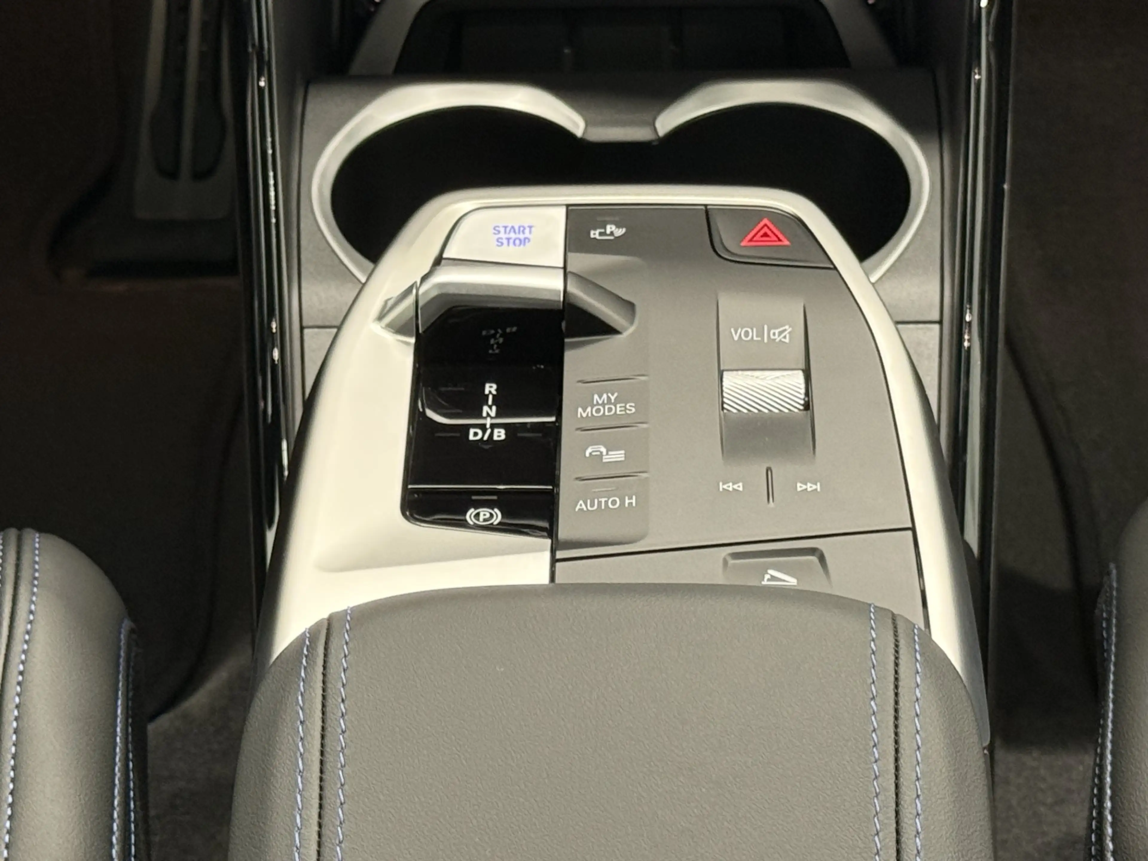 BMW iX1 xDrive30 — photo 11