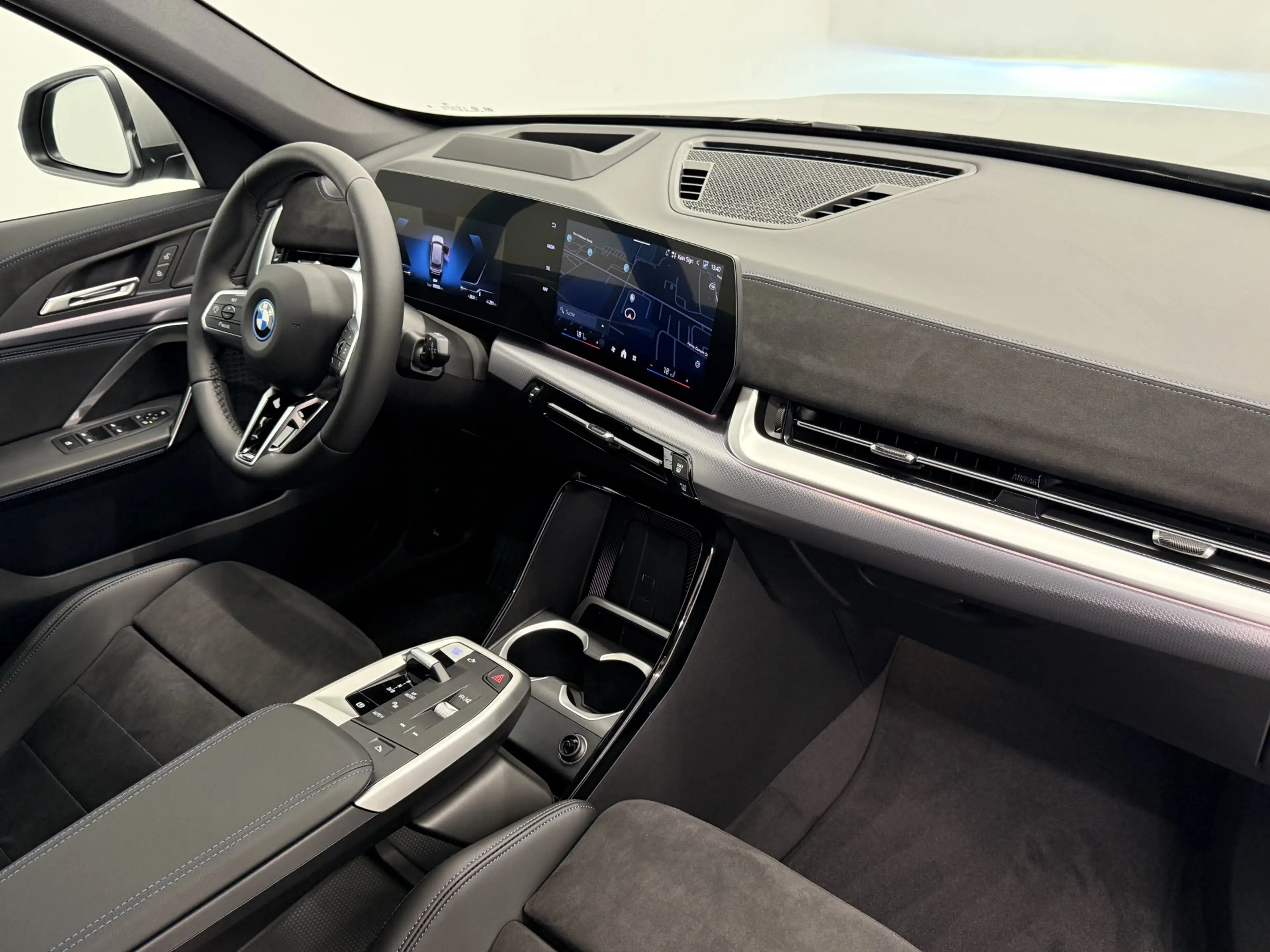 BMW iX1 xDrive30 — photo 5