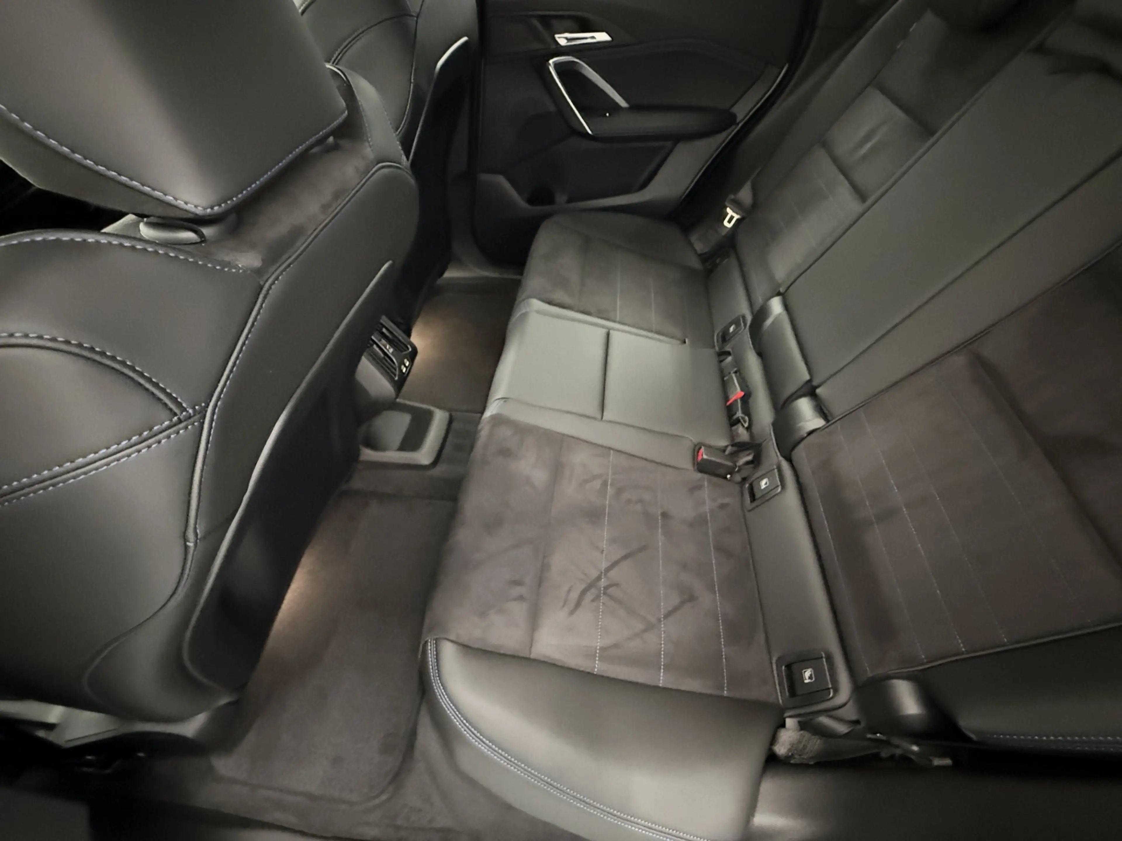 BMW iX1 xDrive30 — photo 13