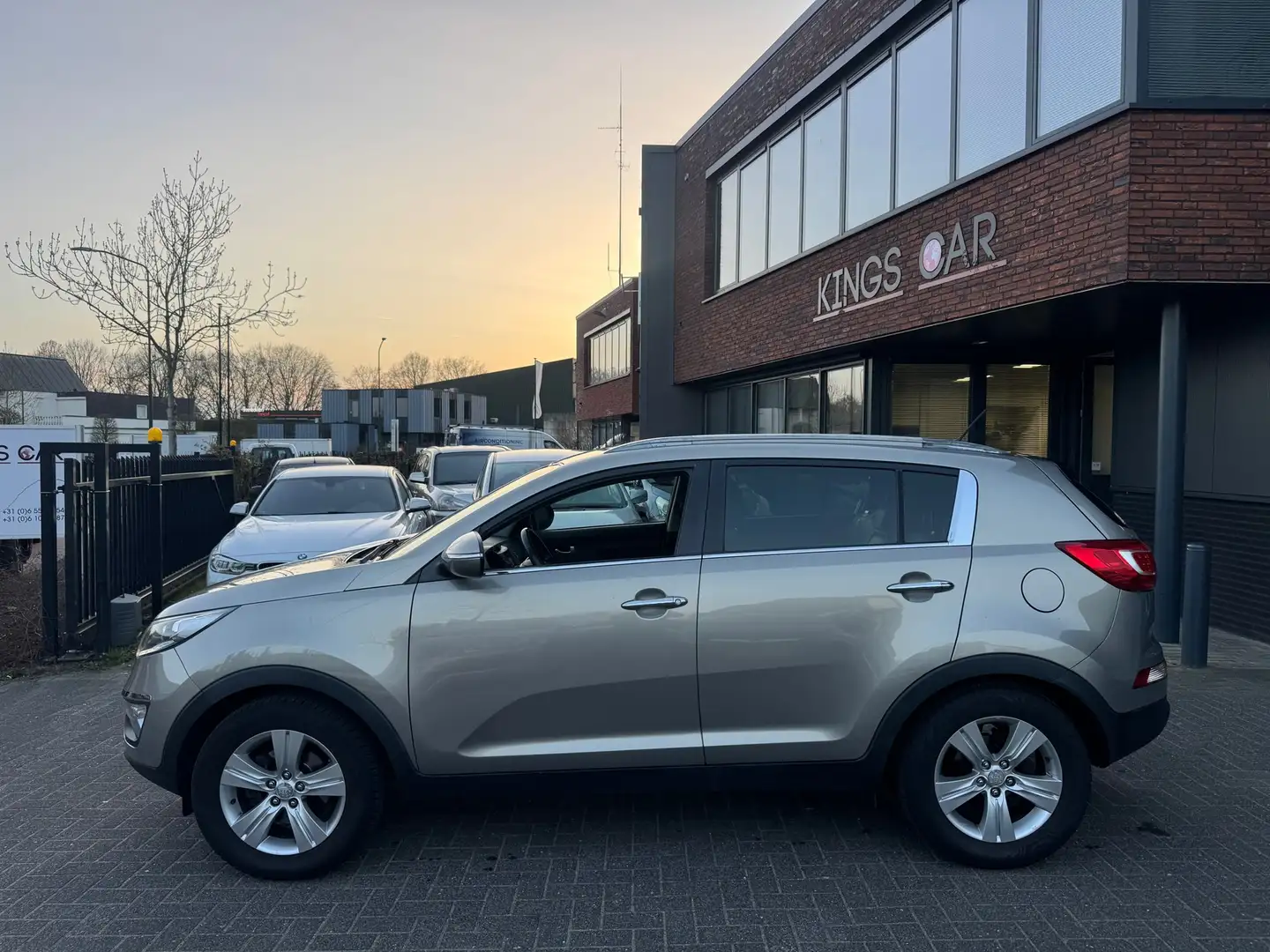 Kia Sportage 2.0 X-ecutive Plus AUTOMAAT LEDER TREKHAAK CRUISE Grau - 2