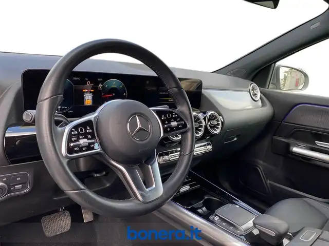 Mercedes-Benz GLA view 12