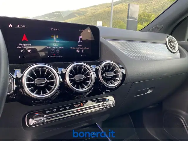 Mercedes-Benz GLA view 13