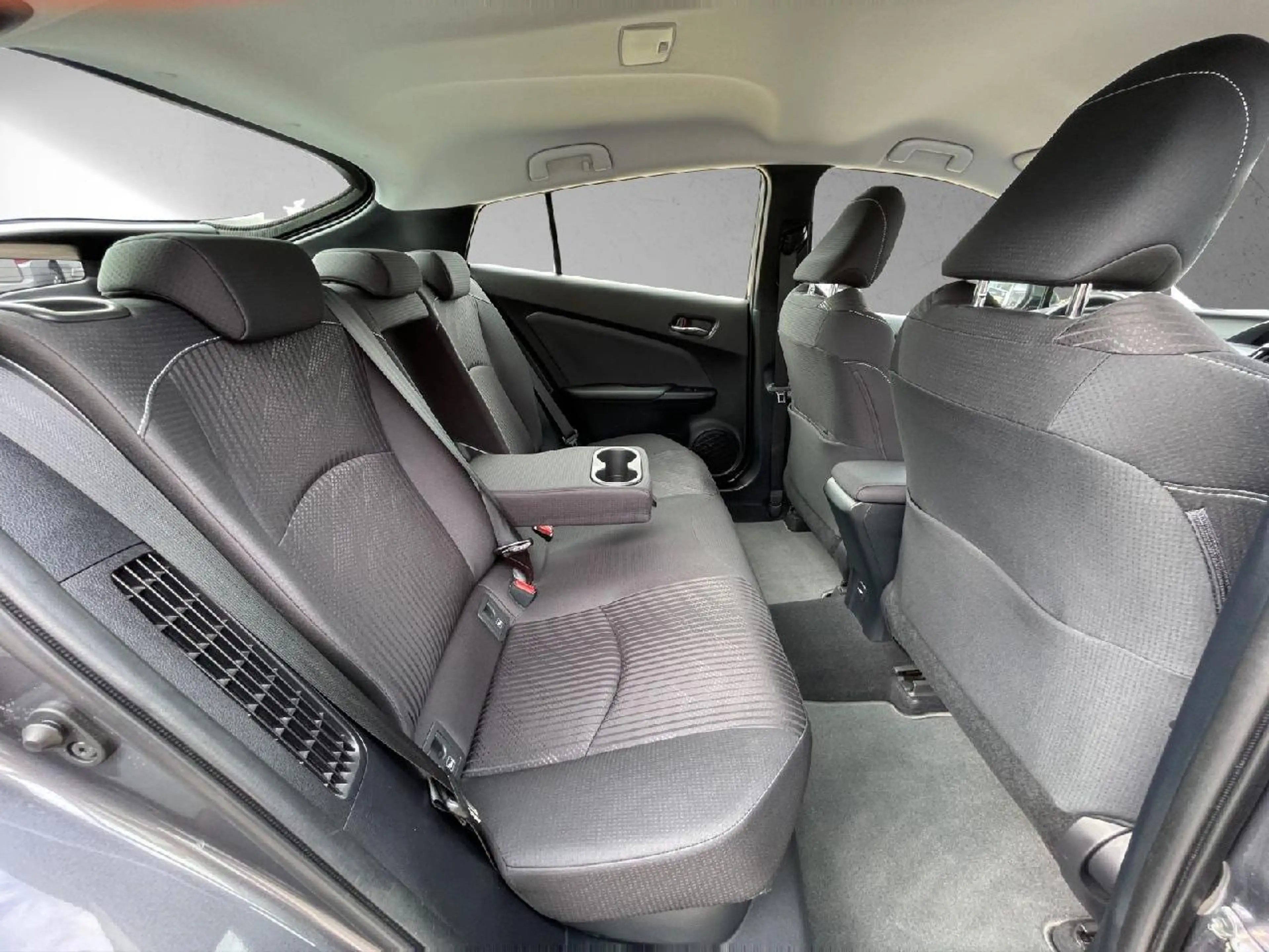 Toyota Prius Plug-in Hybrid Comfort — photo 8