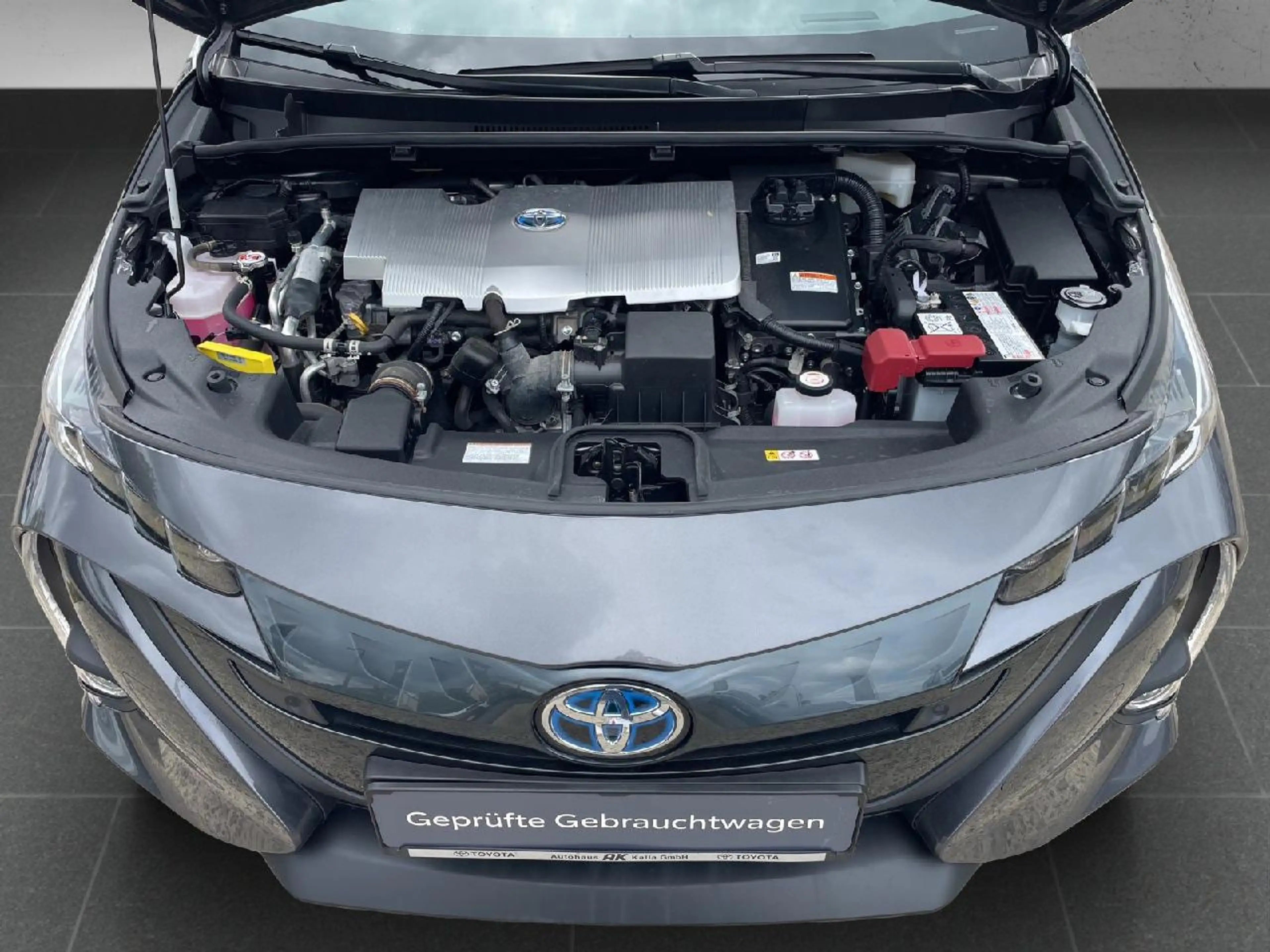 Toyota Prius Plug-in Hybrid Comfort — photo 12