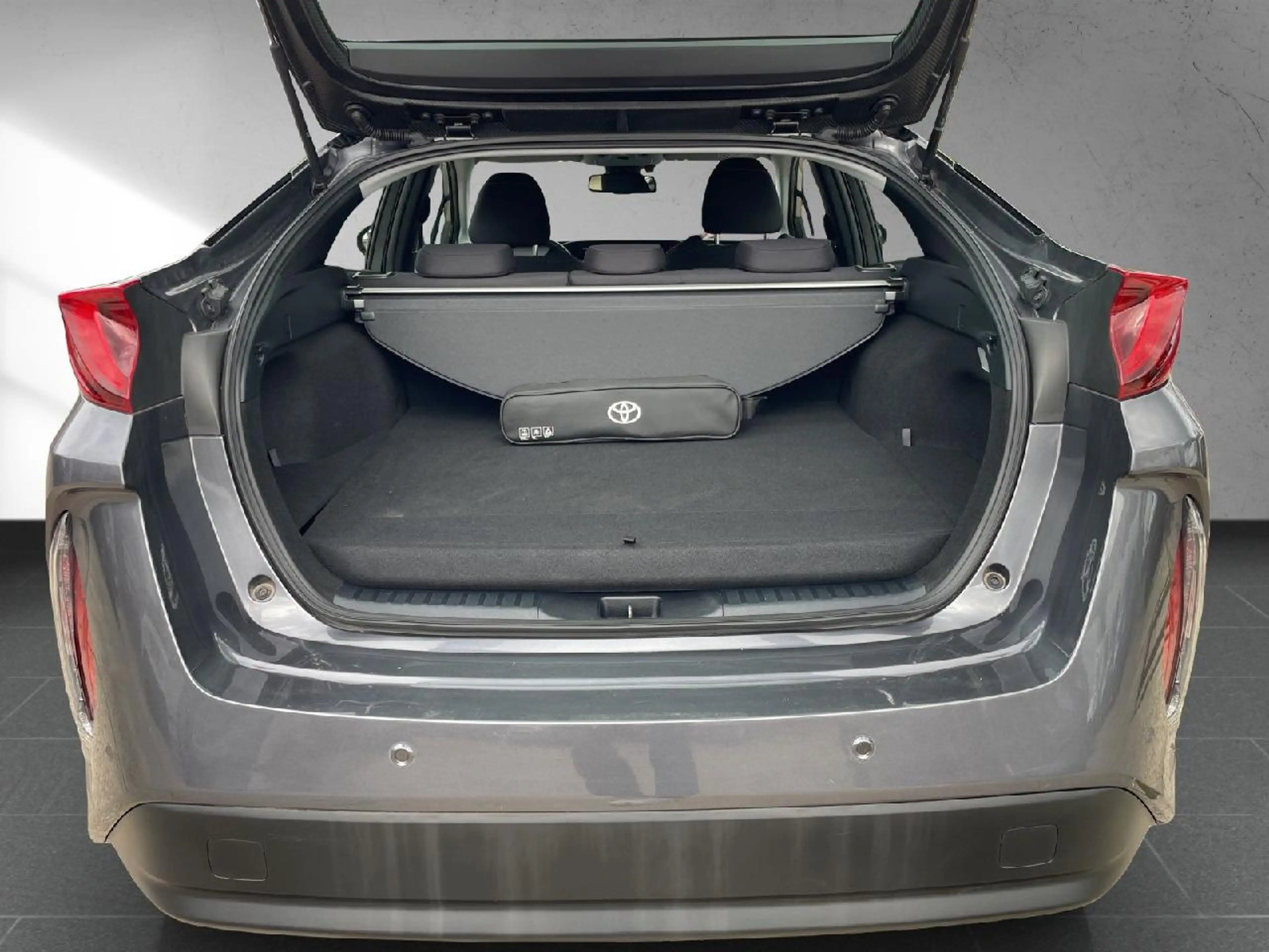 Toyota Prius Plug-in Hybrid Comfort — photo 11