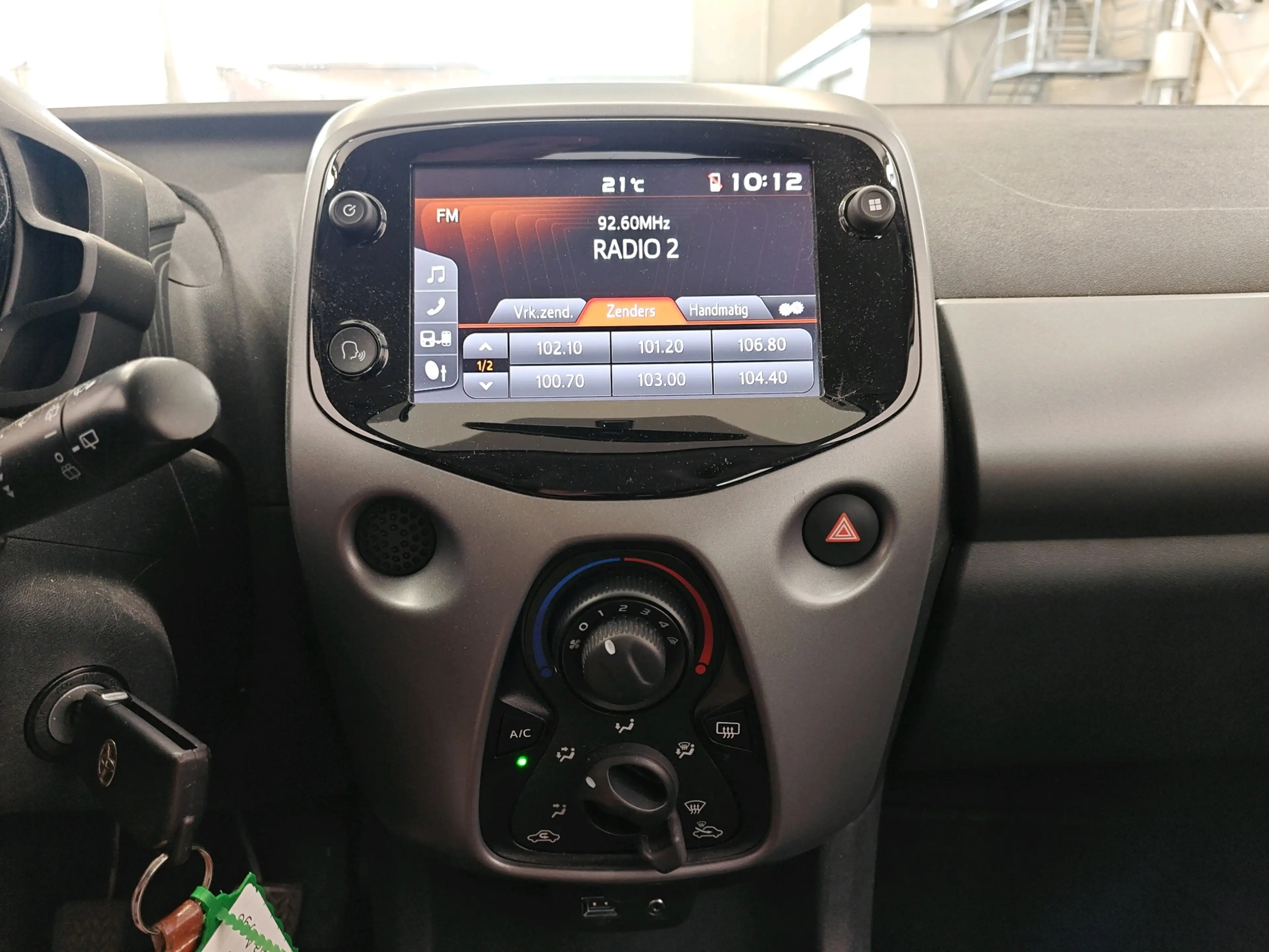 Toyota Aygo 1.0 VVT-i 72pk x-play | Navigatie via Apple CarPla — photo 9
