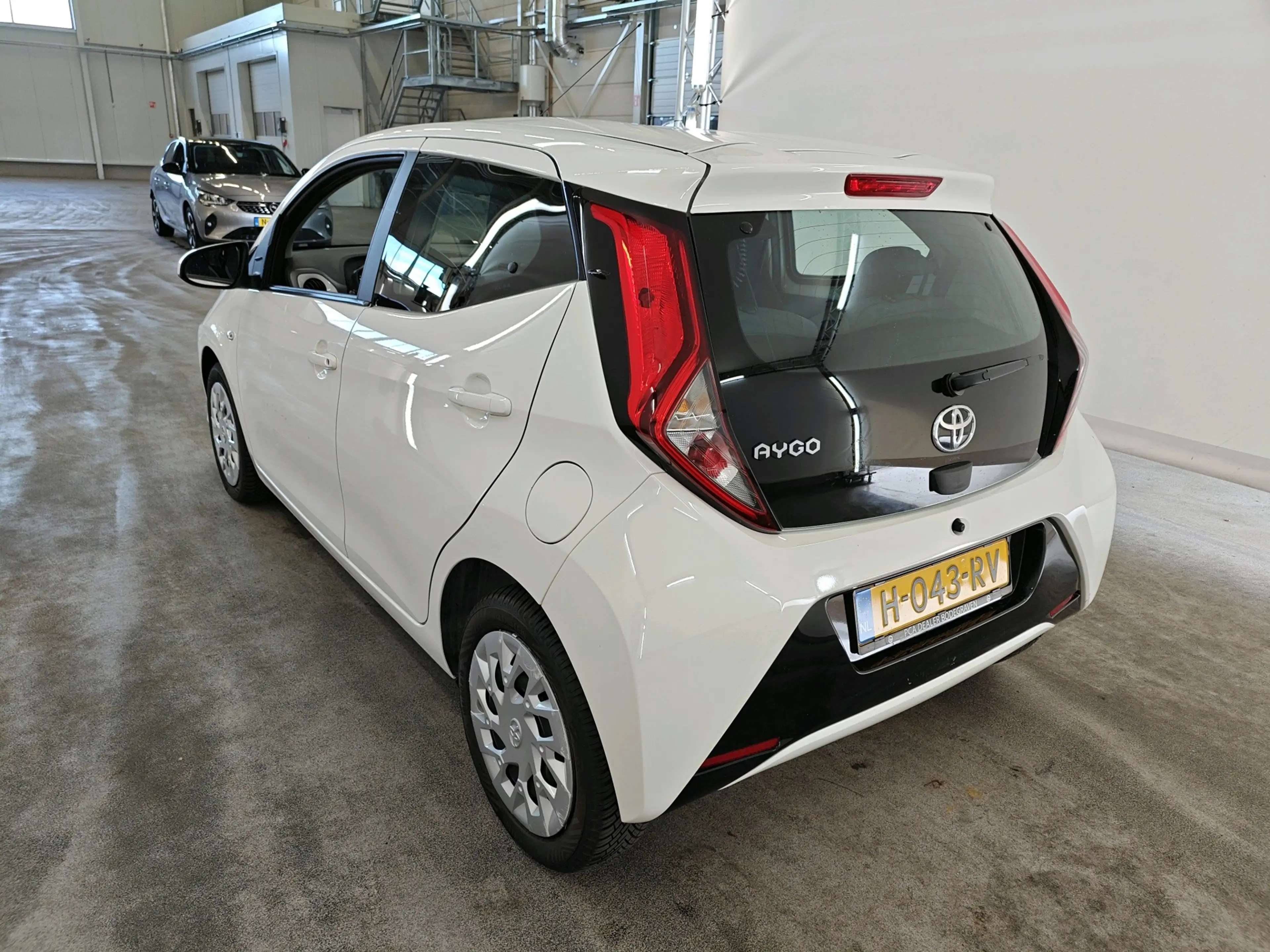 Toyota Aygo 1.0 VVT-i 72pk x-play | Navigatie via Apple CarPla — photo 2