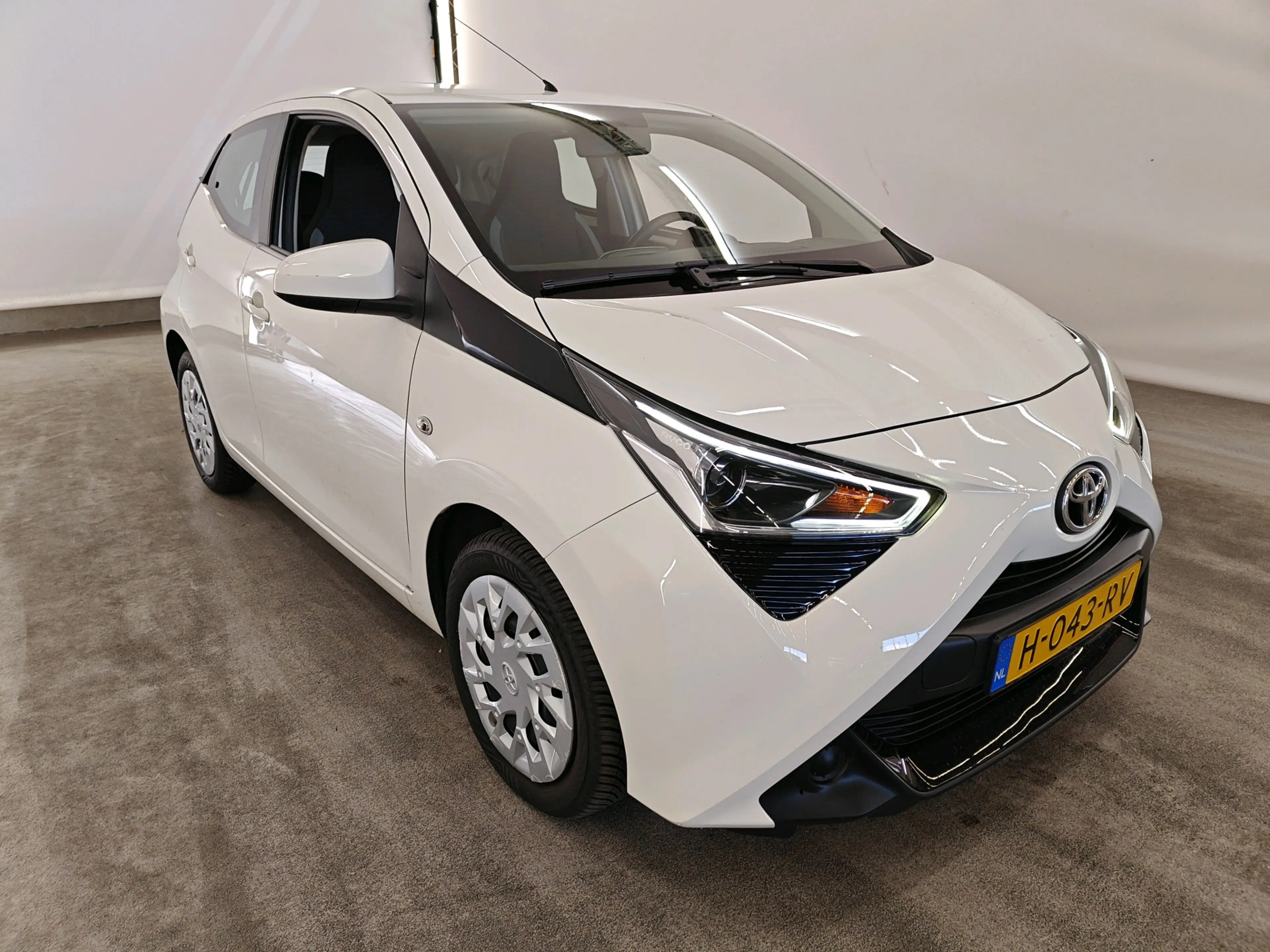 Toyota Aygo 1.0 VVT-i 72pk x-play | Navigatie via Apple CarPla — photo 4