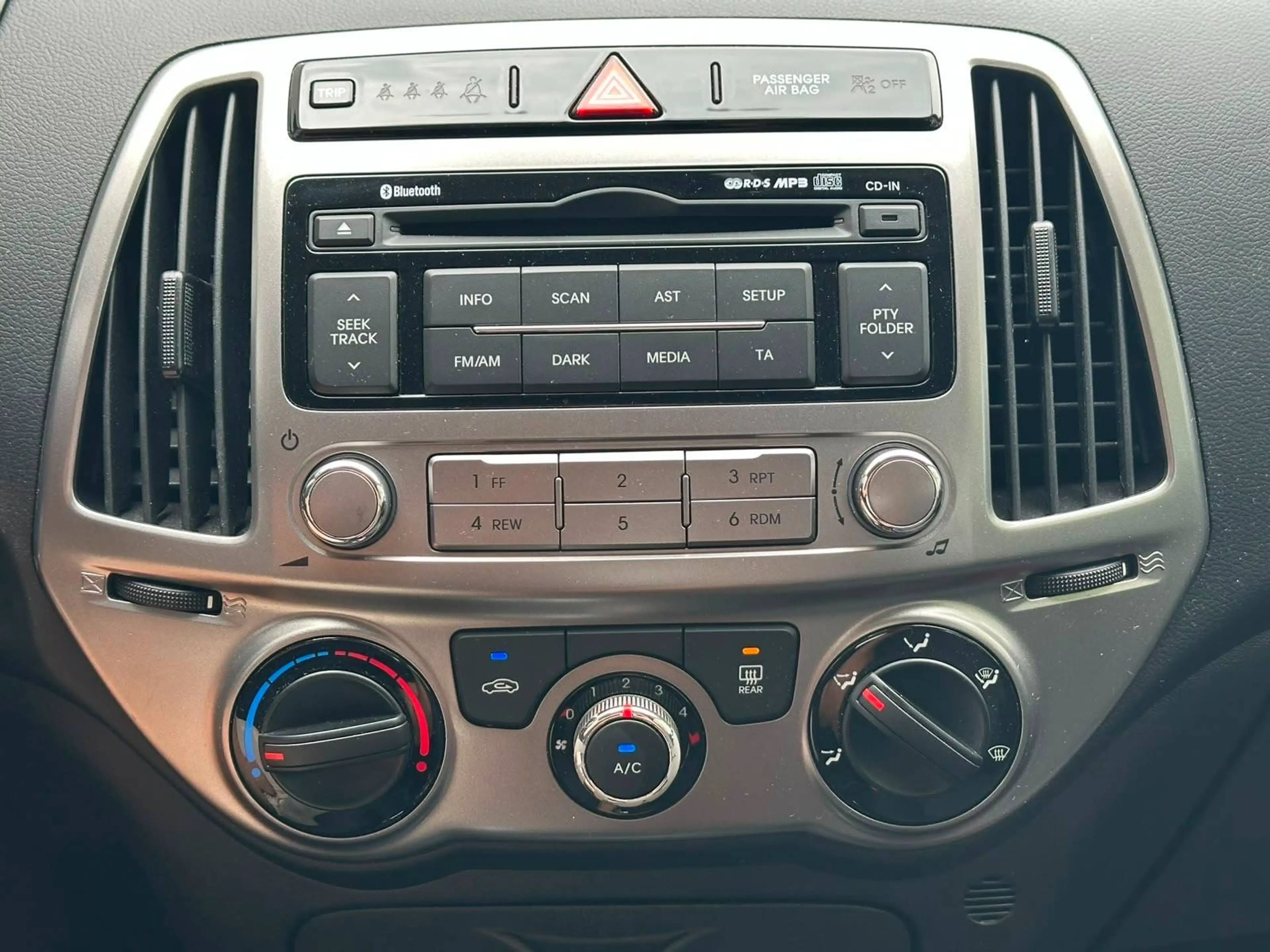 Hyundai i20 automaat/airco/cruise controle — photo 7