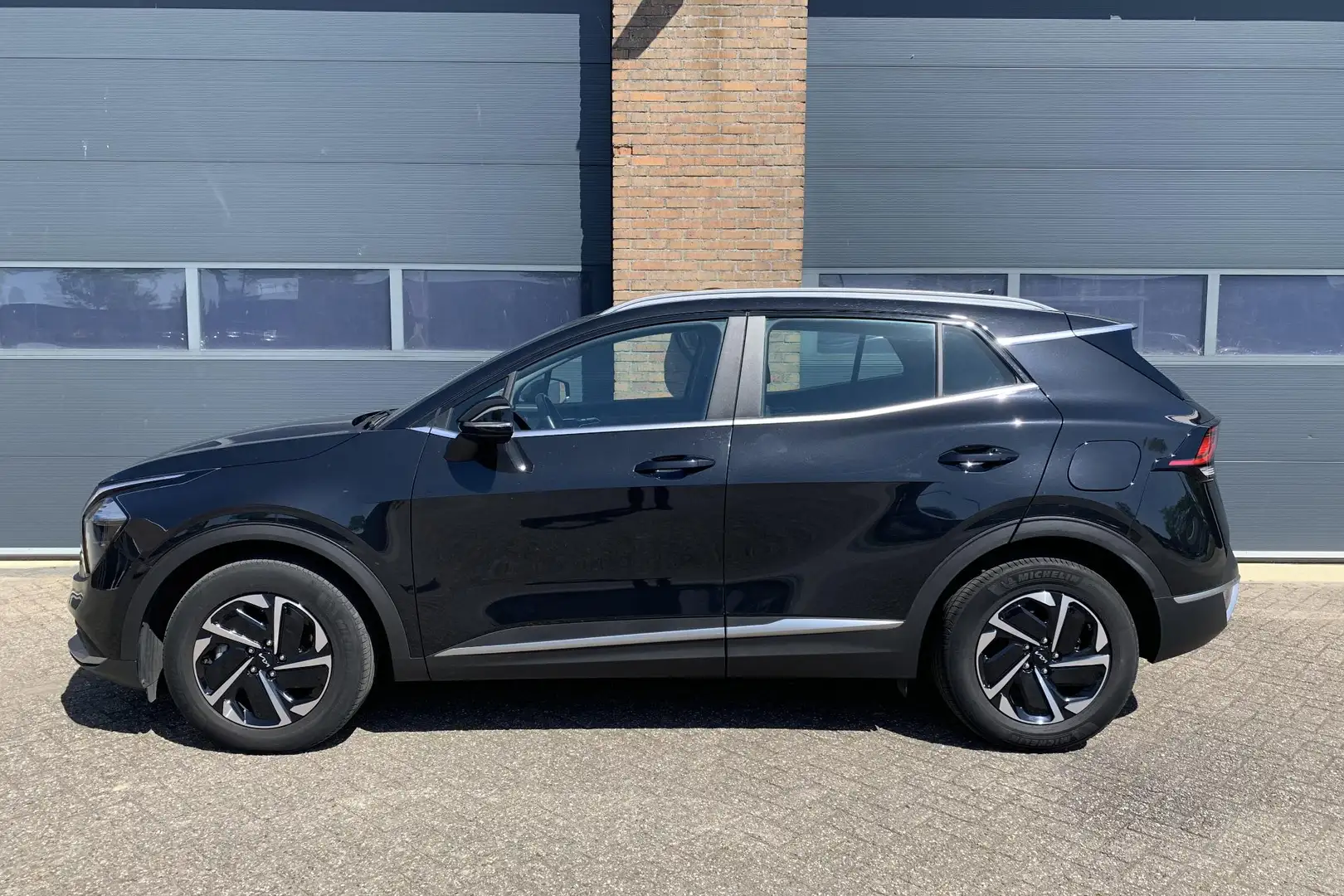 Kia Sportage 1.6 T-GDi Hybrid DynamicLine | Navigatie | Camera Zwart - 2