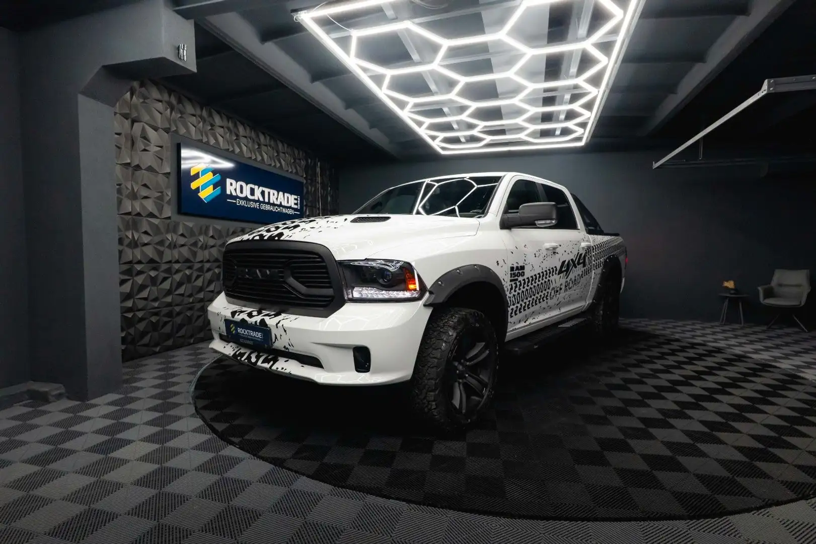 Dodge RAM 5.7 V8 HEMI 4x4 OFFROAD Night-Paket *LED*AHK Blanc - 1