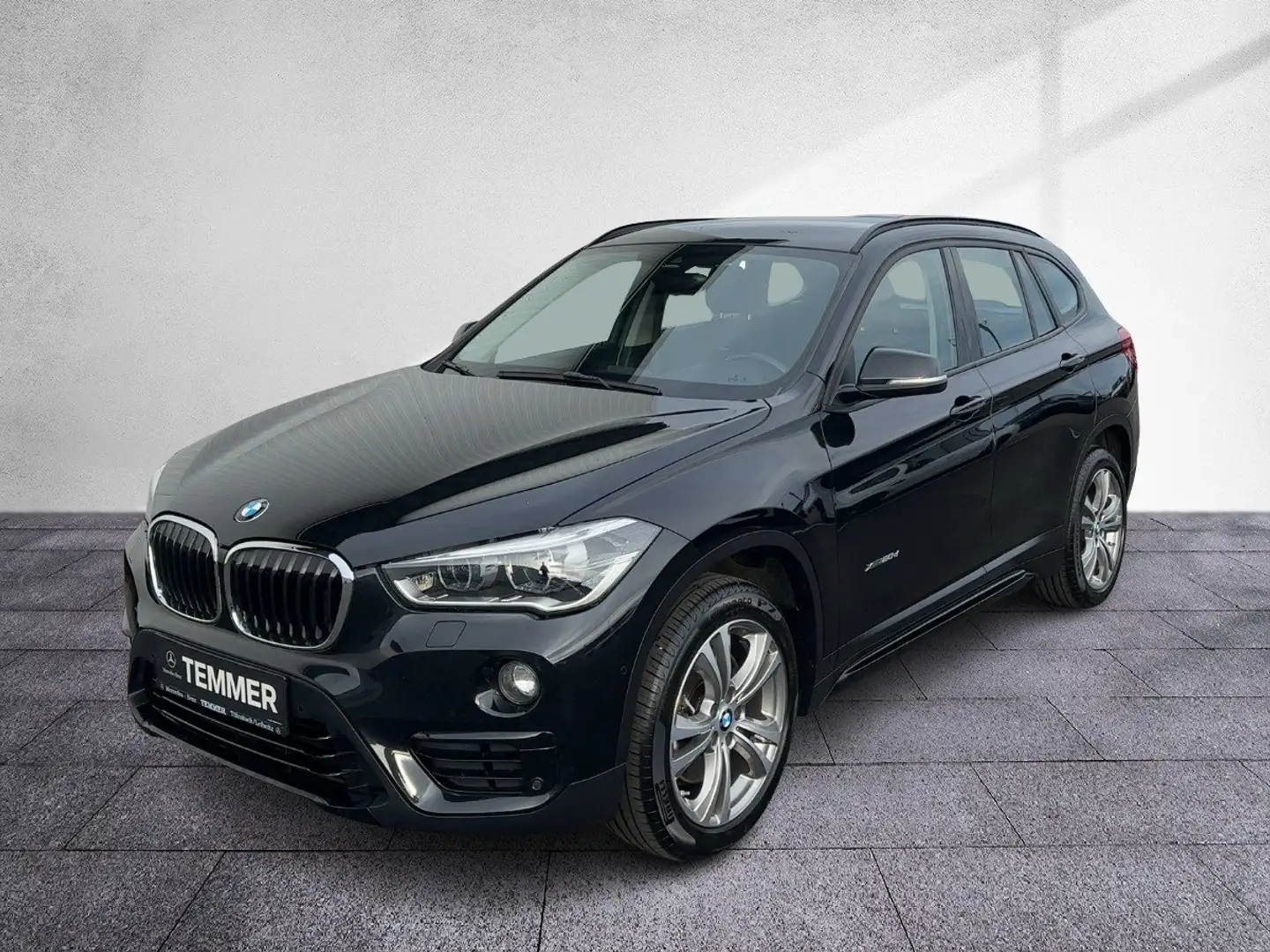 BMW X1 xDrive 20d Sport-Line Ambiente+AUT Zwart - 2