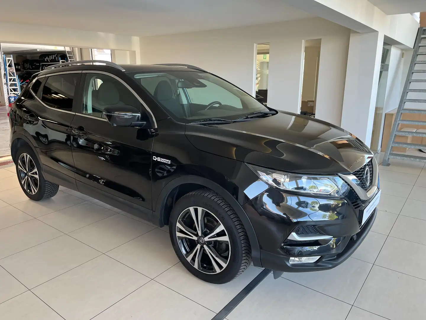 Nissan Qashqai 1.3 DIG-T N-Connecta Zwart - 2