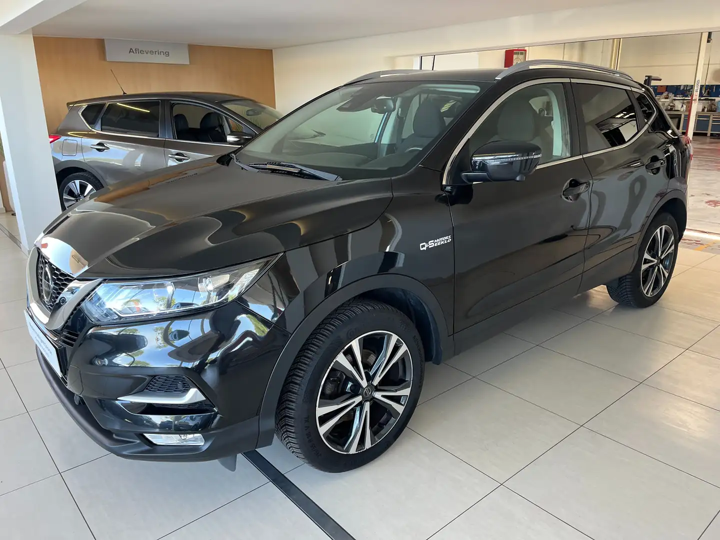 Nissan Qashqai 1.3 DIG-T N-Connecta Zwart - 1
