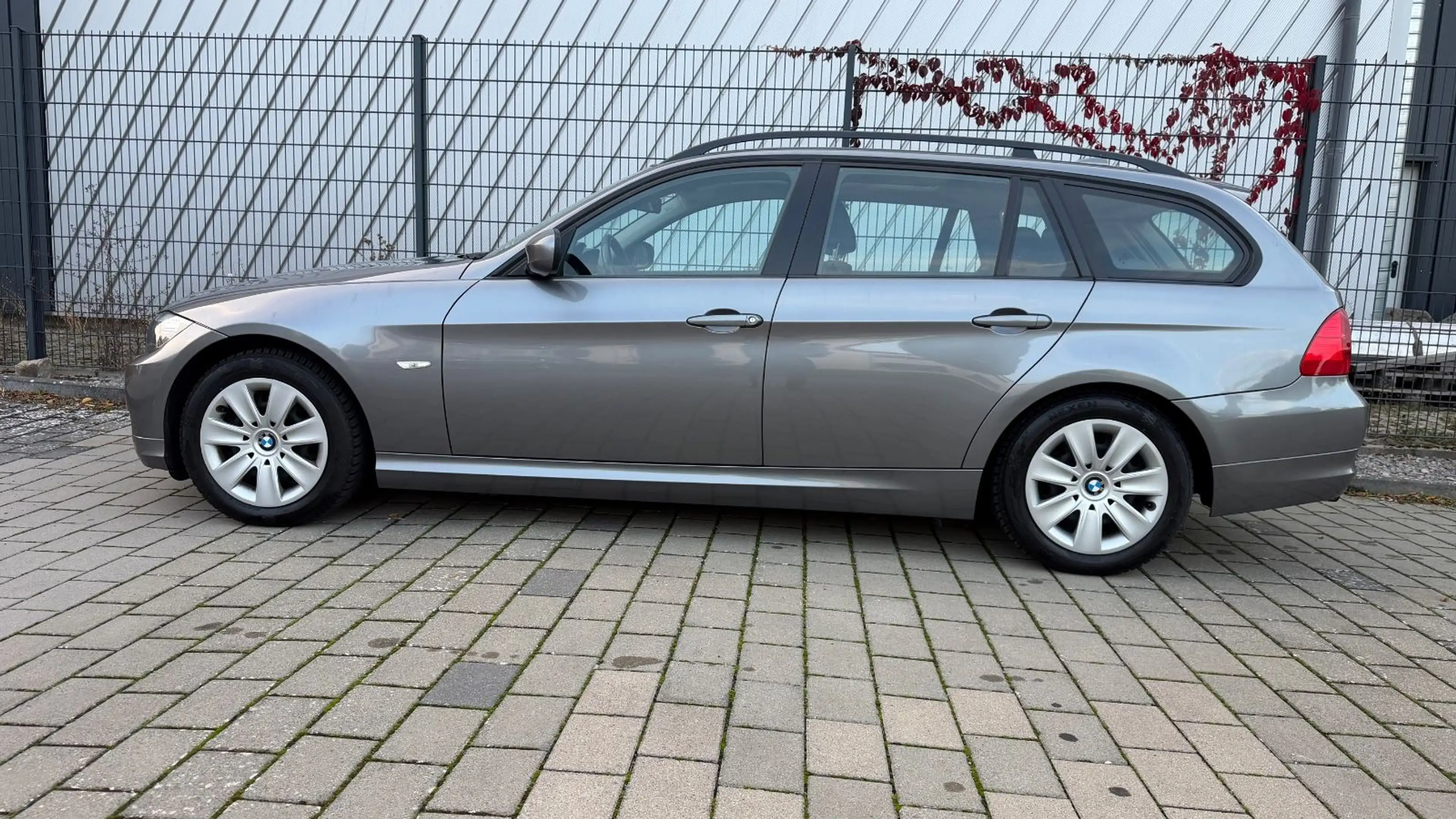 BMW 318 i AUTOMATIK TÜV,93.000KM,NAVI,PANO,KLIMA,PDC — photo 5