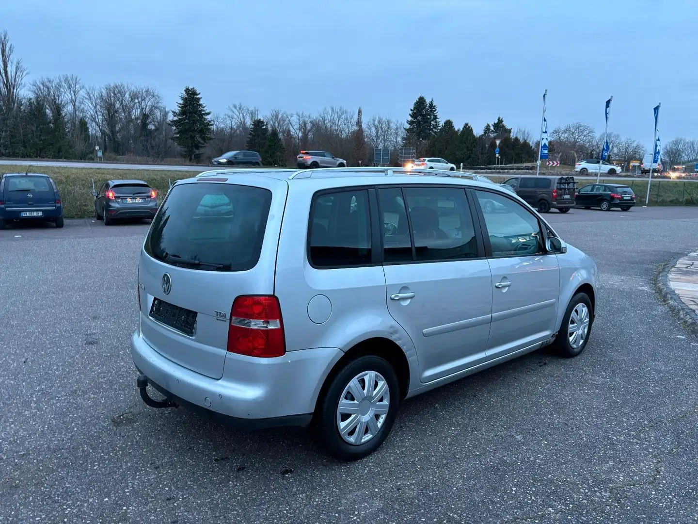 Volkswagen Touran Highline 1,9 TDI Automatikgetr. AHK Klima Silber - 2