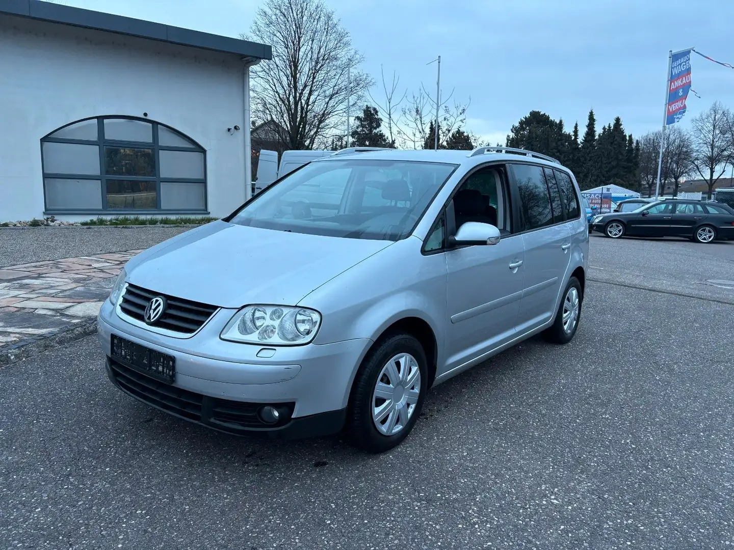 Volkswagen Touran Highline 1,9 TDI Automatikgetr. AHK Klima Silber - 1