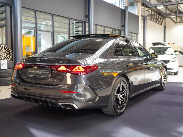 Mercedes-Benz E-Class view 3
