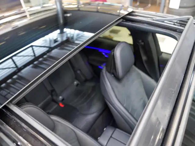 Mercedes-Benz E-Class view 10
