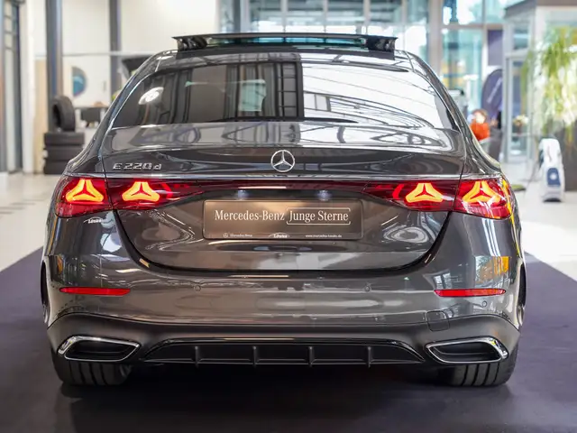Mercedes-Benz E-Class view 4