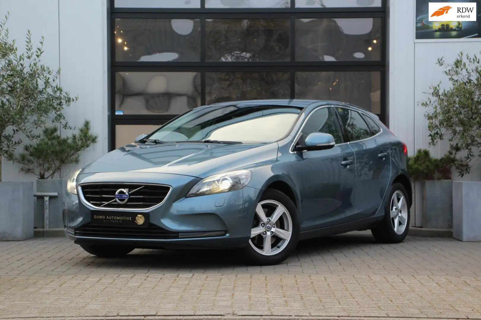 Volvo V40 1.6 T3 Momentum - XENON - TREKHAAK - NAVI - ACHTER Blauw - 1