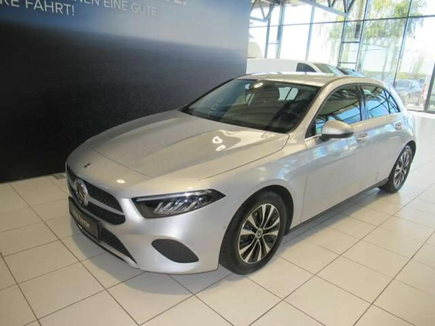 Mercedes-Benz A 180 d Kompaktlimousine Wide LED Cam Navi PTS Silber - 2