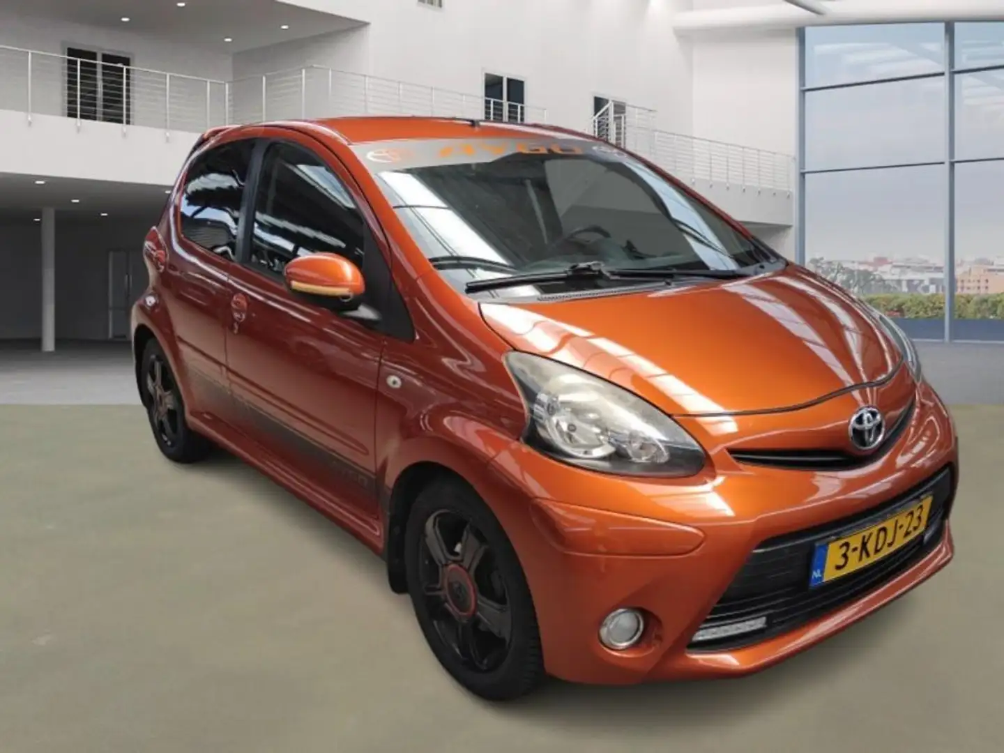 Toyota Aygo 1.0 VVT-i Dynamic Orange/nw ketting incl waterpomp Orange - 2