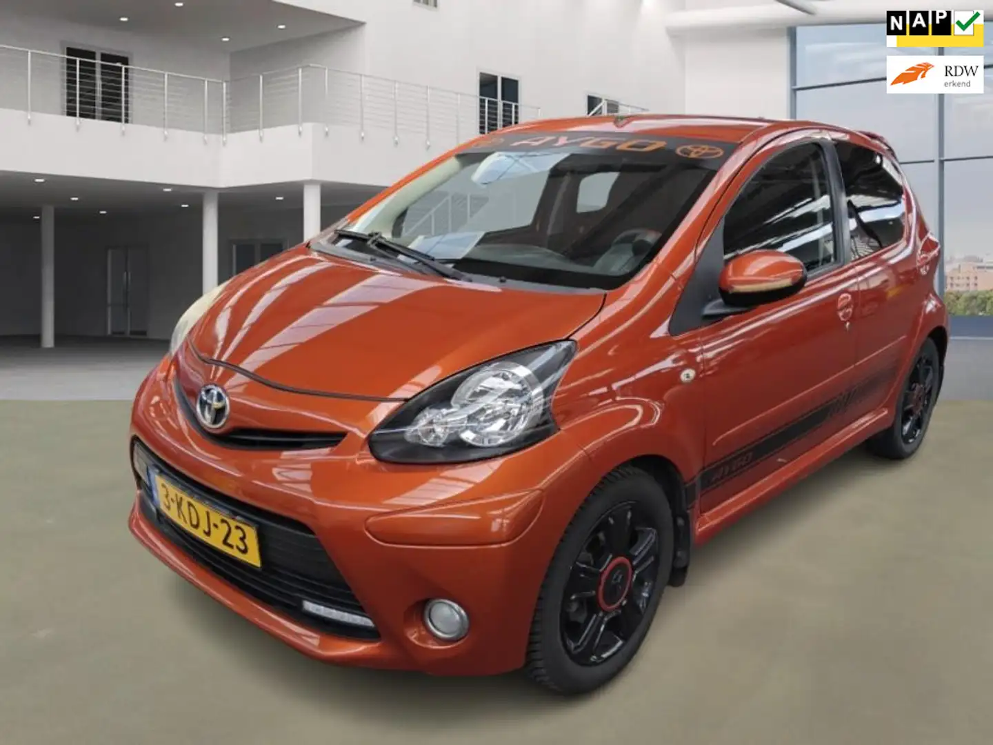 Toyota Aygo 1.0 VVT-i Dynamic Orange/nw ketting incl waterpomp Orange - 1