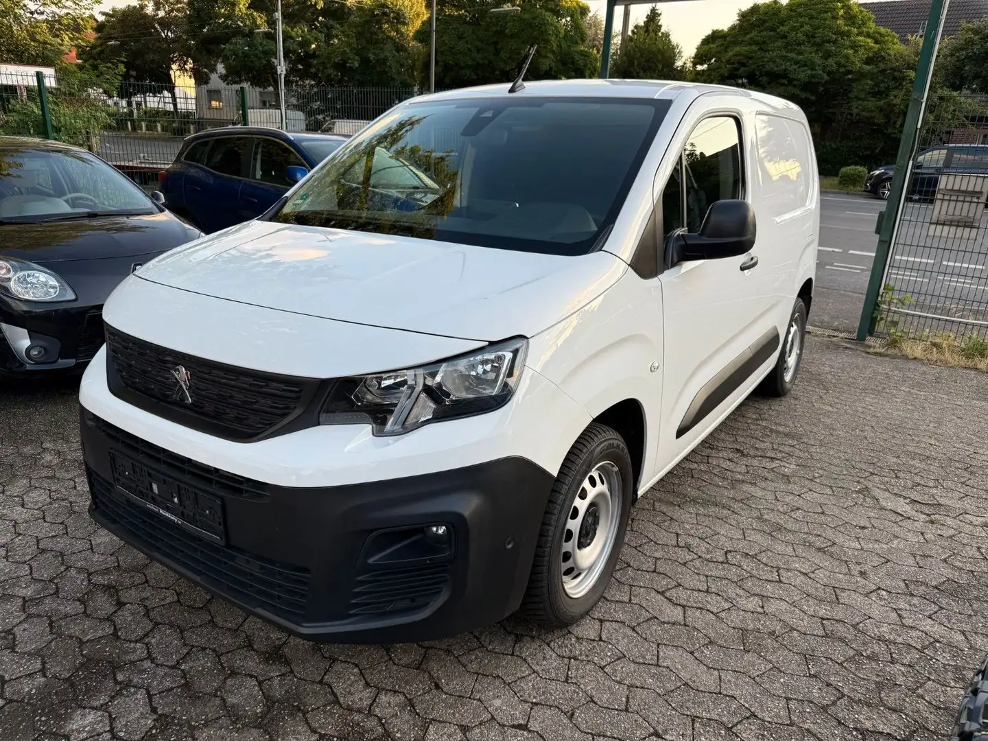 Peugeot Partner Premium KLIMA* KAMERA*AHK*AUTOMATIK Blanc - 1