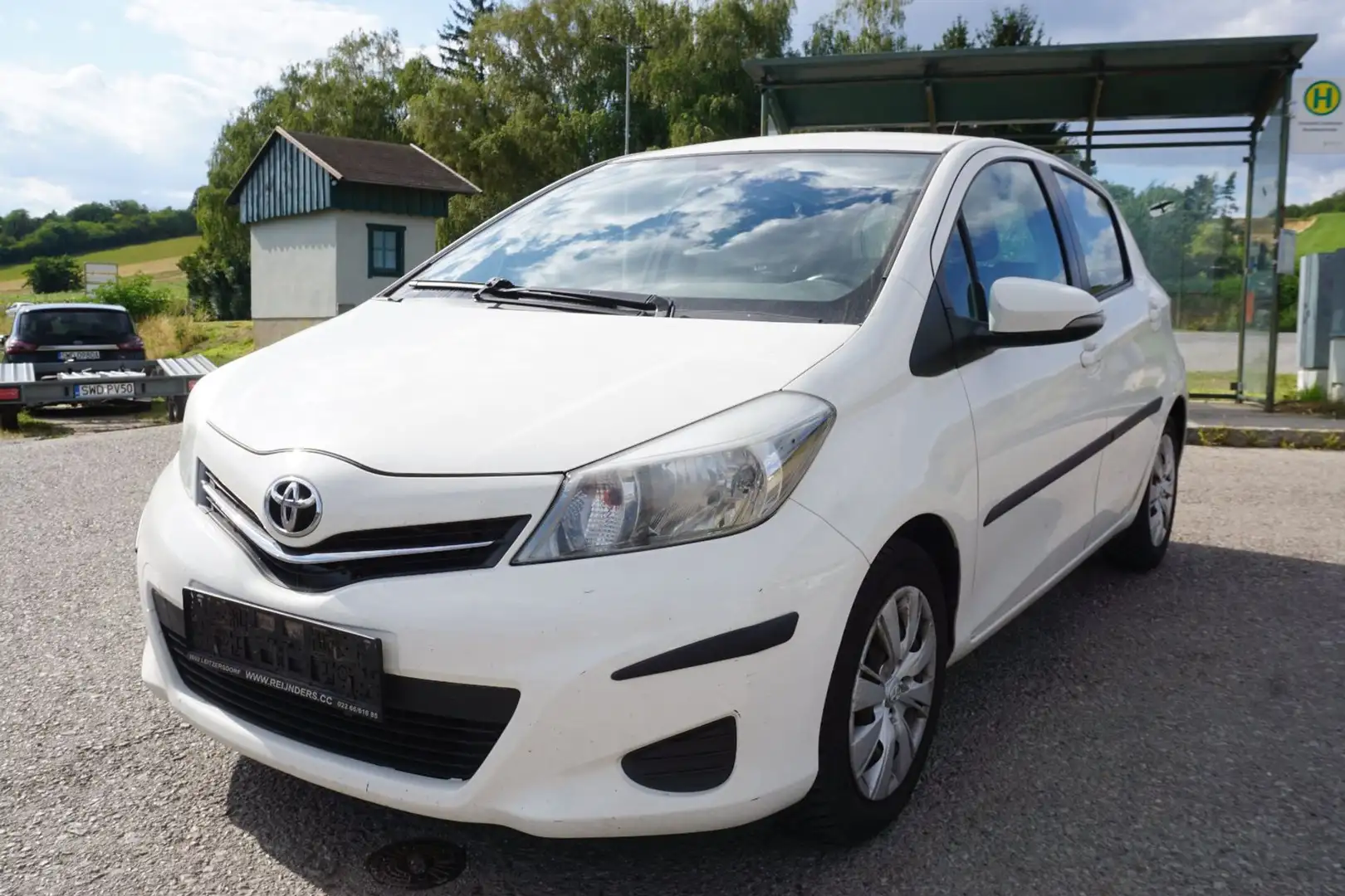 Toyota Yaris Young 1,0 Weiß - 2
