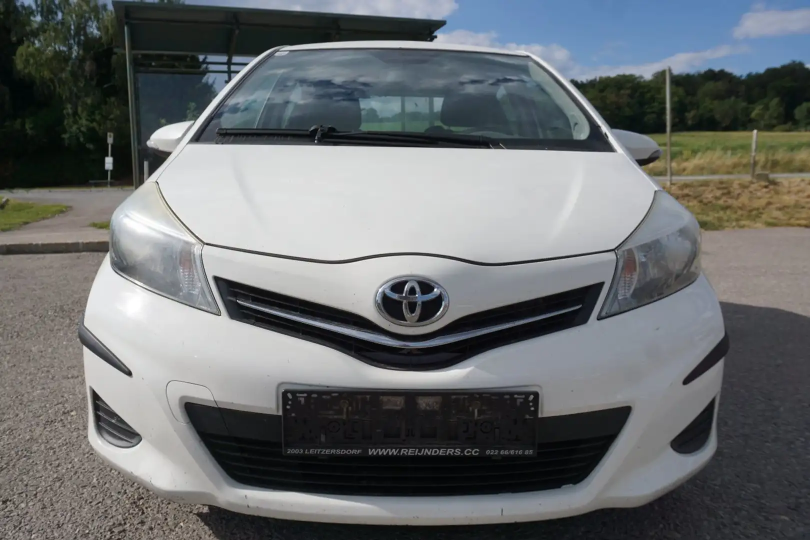 Toyota Yaris Young 1,0 Weiß - 1