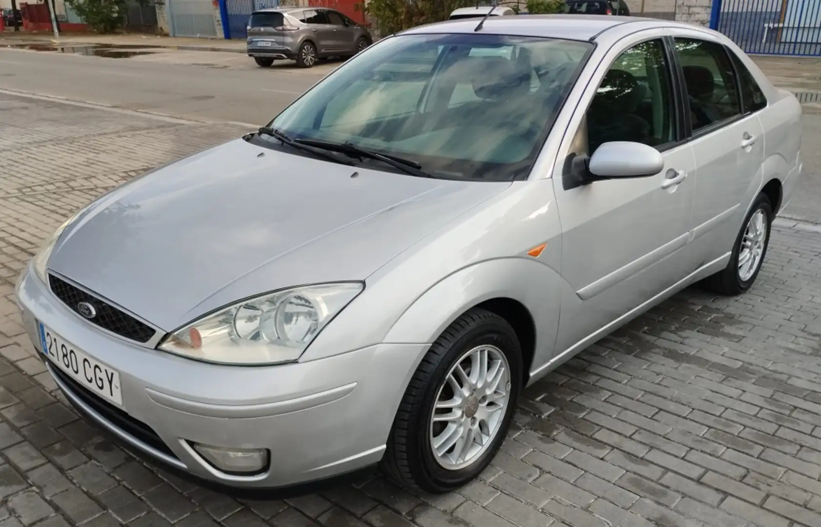 Ford Focus Berlina Manual de 5 Puertas Gris - 1