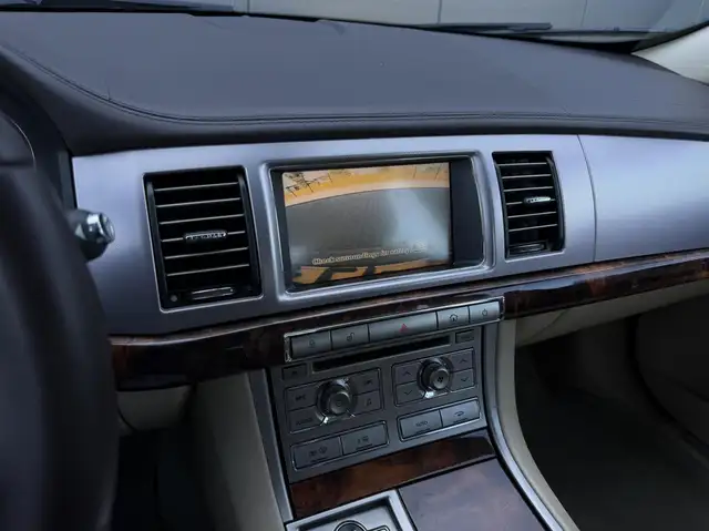 Jaguar XF view 25