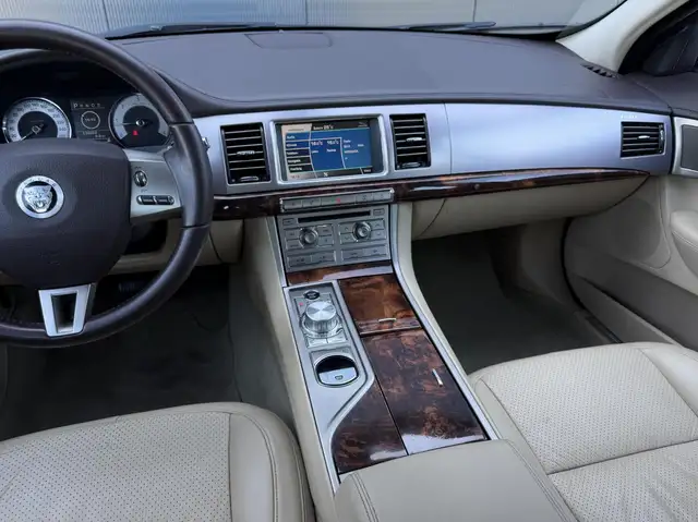 Jaguar XF view 22
