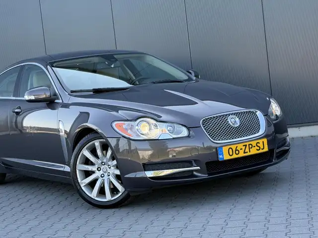 Jaguar XF view 12