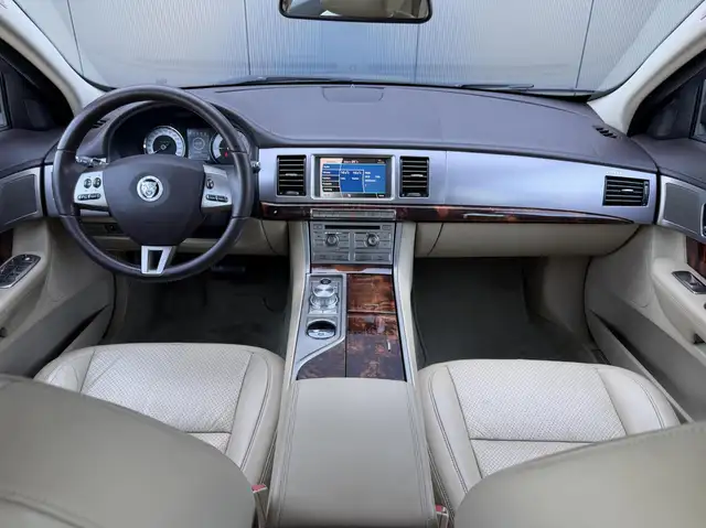 Jaguar XF view 15