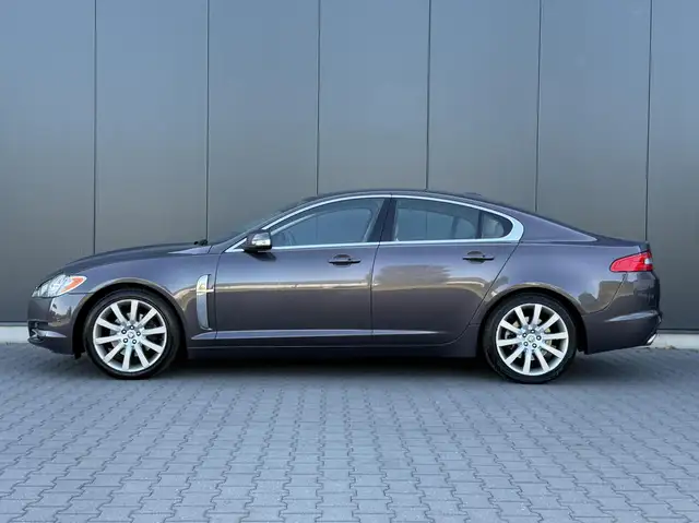 Jaguar XF view 9
