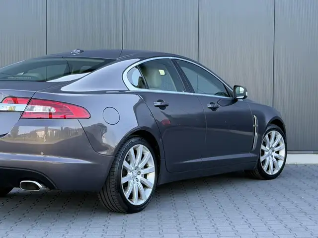 Jaguar XF view 5