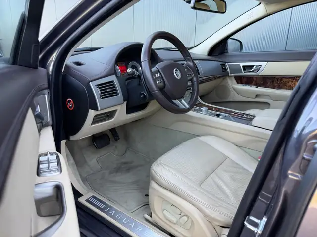 Jaguar XF view 16