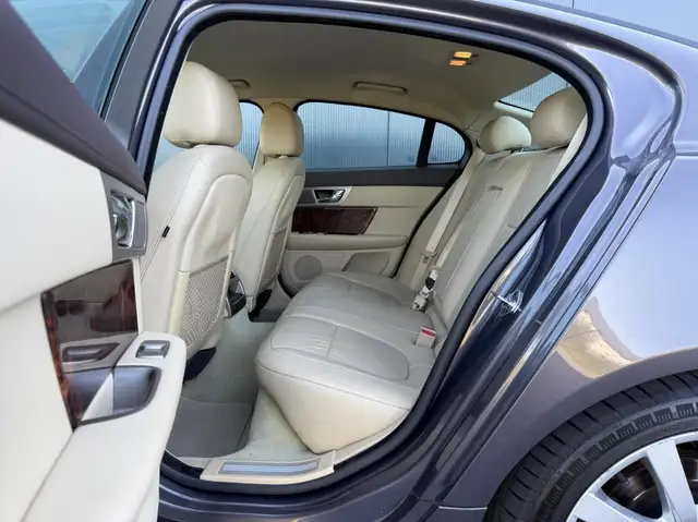 Jaguar XF view 19