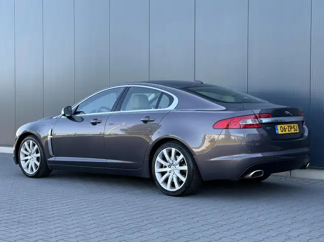 Jaguar XF view 11