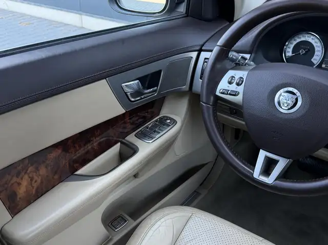 Jaguar XF view 21