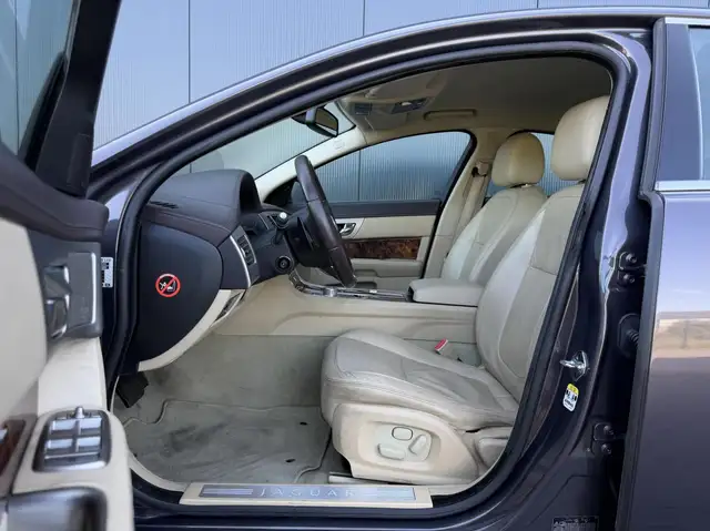 Jaguar XF view 18
